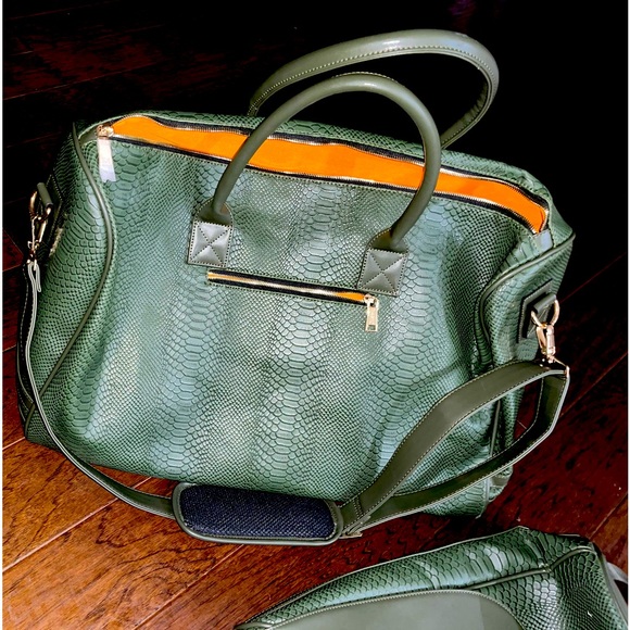 NWT TOTE & Carry OLIVE GREEN APOLLO 1 SNAKESKIN LUGGAGE SET - Picture 16 of 16